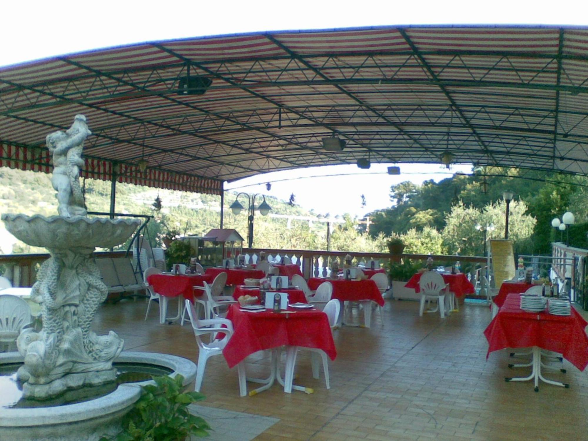 Albergo Ristorante San Matteo San Bartolomeo Al Mare Exteriör bild