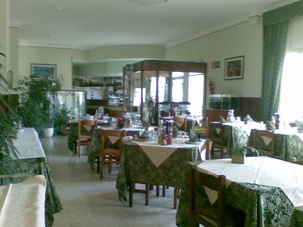 Albergo Ristorante San Matteo San Bartolomeo Al Mare Exteriör bild